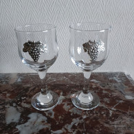 2 Verres à Pied, Décor D'une Grappe De Raisin - Vidrio & Cristal