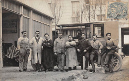 Neuilly Sur Seine        92      Personnel Devant Une Automobile On Lit... Chauveau Au Mur    Carte Photo    (voir Scan) - Neuilly Sur Seine