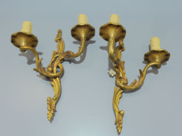 -PAIRE D'APPLIQUES MURALES  BRONZE DORE STYLE LOUIS XV XXe Déco Collection  E - Luminarie E Lampadari