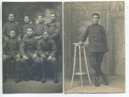 Lot De 2 Cartes Photo Originales Guerre 14-18 - Groupe De Soldats Militaires - Uniformes (N°2 Sur Le Col) - Guerre 1914-18