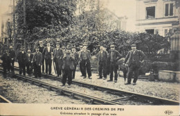 CPA - Evénements > PARIS OCTOBRE 1910 - GREVE GENERALE Des CHEMINS De FER - Les Grévistes - TBE - Strikes