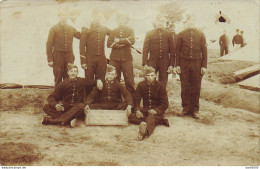 CARTE PHOTO NON IDENTIFIEE REPRESENTANT DES SOLDATS DU CASERNEMENT DE HESDIN EN 1910 - A Identifier