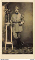 CARTE PHOTO NON IDENTIFIEE REPRESENTANT UN SOLDAT POSANT DANS UN STUDIO N° 106 SUR LE COL - A Identifier