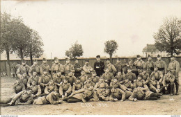 CARTE PHOTO NON IDENTIFIEE REPRESENTANT UN GROUPE DE SOLDATS PRENANT LA POSE DANS LA COUR DE LA CASERNE - A Identifier