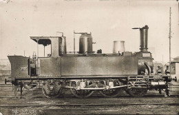 Train Locomotive 2 Essieux Machine PO P.O. N°2207 * Carte Photo * Chemin De Fer * Cheminot Dépôt Gare - Trains