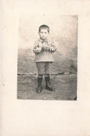 ENFANTS - Un Petit Garçon Avec Un Ensemble De Chemise Et Short  - Carte Postale Ancienne - Portretten