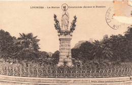FRANCE - Lourdes - La Statue Couronnée Devant Le Rosaire  - Carte Postale Ancienne - Lourdes