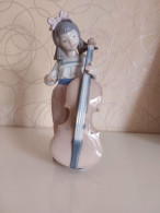 Niña Con Contrabajo, De La Marca Nao (LLadró) - Lladro (ESP)