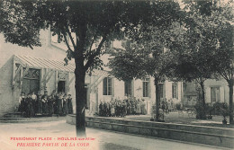 FRANCE - Moulins Sur Allier - Pensionnat Place - Première Partie De La Cour - Animé - Carte Postale Ancienne - Moulins