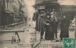 FRANCE - Paris - La Grande Crue De La Seine (janvier 1910) - Un Agent Galant - Carte Postale Ancienne - Sonstige & Ohne Zuordnung