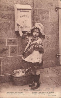 FOLKLORE - Costumes - Notre Normandie - Petite Fille Envoyant Une Lettre - Carte Postale Ancienne - Trachten