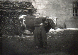 Soaz Jeune Paysanne Bretonne De Coat Roué En Plouaret Posant Avec Son Taureau Par Yvonne Kerdudo (22) - Persone