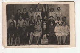 CARTE PHOTO - PHOTO DE CLASSE - COUR DOMAGNE OU DAMAGNE 1930 - To Identify