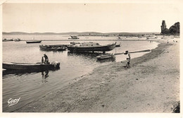 Arès * Le Port Et La Jetée * Bateaux De Pêche Et Pêcheur * Ares - Arès