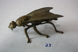 C23 Ancien Cendrier De Table En Métal - Abeille * Rare Collection - Metall