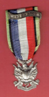 MEDAILLE ARGENTEE DES VETERANS DE LA GUERRE 1870 1871 OUBLIER ... JAMAIS - Frankreich