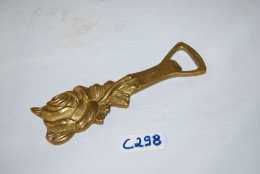 C298 Ancien Décapsuleur - Doré - Décoré D'une Fleur Sur Le Manche - Flessenopener