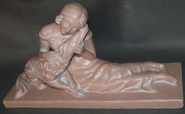 Sculpture En Plâtre Patiné, Style Art Déco, Une Femme Et Son Chien Barzoï. Couleur Terre Cuite Vieillie - Gesso