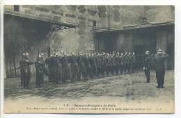 SAPEURS-POMPIERS DE PARIS - Défilé De La Garde, Appel Des Morts Au Feu - Vue Peu Commune - Sapeurs-Pompiers