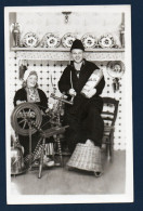 Pays-Bas. Volendam. Carte-photo. Intérieur Traditionnel. Couple En Costume Local. Ancien Rouet, Pipe Et Liqueur Bols. - Volendam