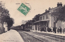 ARAMON              LA GARE. ARRIVEE DU TRAIN - Aramon