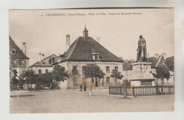 CPSM PHALSBOURG (Moselle) - Place D'Armes, Hôtel De Ville, Statue Du Maréchal Mouton - Phalsbourg