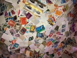 1 KILO * ABOUT 18,000 ++ PAPER FREE STAMPS From NETHERLANDS * From Charity (486) - Alla Rinfusa (min 1000 Francobolli)