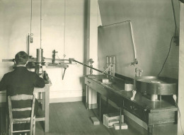 Opérateur Mesurant Radium Ampoules Usage Médical 1921 Health (Photo) - Personnes