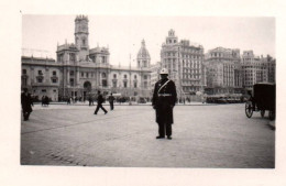 Valence - Valencia - Photo Ancienne - Policier Sur La Place - Espagne España - 5x7 Cm - Valencia