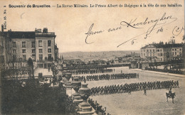 BRUXELLES  LA REVUE MILITAIRE .LE PRINCE ALBERT DE BELGIQUE A LA TETE DE SON BATAILLON        ZIE SCANS - Fêtes, événements