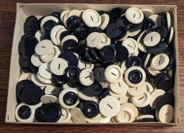 Gros Lot De Boutons Anciens En Plastique Noir Ou Blanc - Boutons