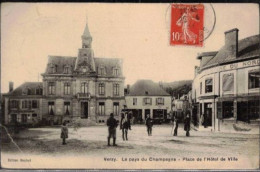 VERZY  LE PAYS DU CHAMPAGNE  PLACE DE L'HOTEL DE VILLE        CARTE EN L'ETAT   TRACE DE PLI SUR UN ANGLE - Verzy