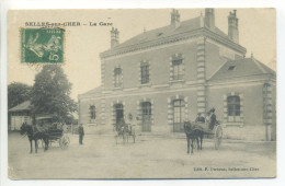 CPA (41 Loir Et Cher) - SELLES Sur CHER - La Gare (vue Extérieure) - Animation, Attelages - Selles Sur Cher