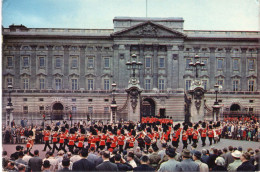 CPM - P - ANGLETERRE - LONDRES - LONDON - GRENADIER GUARDS BAND LEADING THE SCOTS GUARDS FROM BUCKINGHAM PALACE - Buckingham Palace