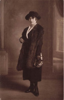 MODE - Une Femme Habillée Tout En Noir Avec Un Châle En Fourrure - Carte Postale Ancienne - Fashion