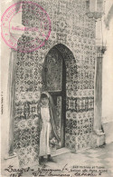 ASIE - Scènes Et Type - Devant Une Porte Arabe - Carte Postale Ancienne - Altri & Non Classificati