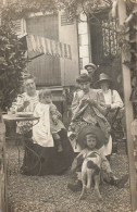 ENFANTS - Des Enfants Avec Leurs Parents Au Jardin  - Carte Postale Ancienne - Children And Family Groups