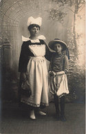 FANATISIE - Femme - Une Femme En Tenue Traditionnelle Avec Un Enfant - Carte Postale Ancienne - Femmes