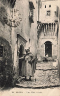 ALGERIE - Alger - Une Rue Arabe - Une Personne à Sa Porte - Carte Postale Ancienne - Alger