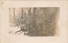 MILITARIA - Deux Soldats Dans La Forêt Au Camp - Carte Postale Ancienne - Personen