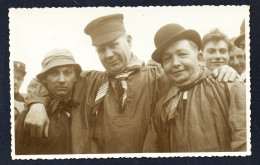 Carte-photo. Gendarme Ou Gardien De Prison à Gauche Avec Personnages Souriants. A  Identifier. 1949 - Zu Identifizieren