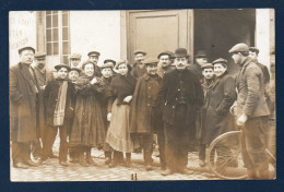 Carte-photo. Employés Et Apprentis à L'entrée De Leur Atelier. A Identifier - A Identifier