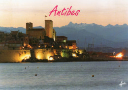 CPM - J - ALPES MARITIMES - ANTIBES - LES REMPARTS ET LA VIEILLE VILLE - Antibes - Les Remparts