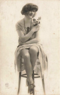 FANTAISIE - Femme - Robe - Fleurs - Carte Postale Ancienne - Femmes