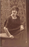 FANTAISIE - Femme - Robe - Portrait - Carte Postale Ancienne - Donne