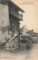 Derval * Un Coin Du Village Et Vieille Maison à Double Balcon De Bois * Enfants Villageois - Derval