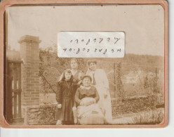 ( 91 ) SACLAS - Une Famille Qui Pose En 1917  ( Photo  Format 12,5 Cm X 9,5 Cm  Collée Sur Support Cartonné )  Rare - Places