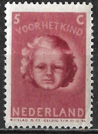 Wijnrode Vlek Boven De R In VooR In 1945 Kinderzegels 5 + 5 Ct Wijnrood NVPH 446 Ongestempeld - Variedades Y Curiosidades