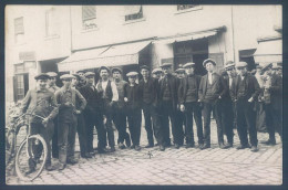 69 Lyon 8e Sortie Des Ouvriers De L'Usine Berliet Avenue Berthelot 1932 Devant Le Comptoir Casse Croute E. Robert - Lyon 8