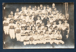 Carte-photo. Société De Gymnastique. Photo De Groupe Avec Son Curé Et Les Instructeurs. A Identifier - Te Identificeren